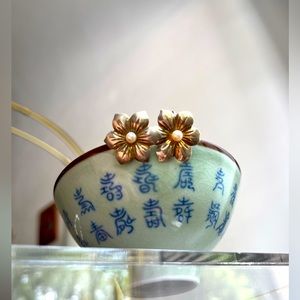 Vintage sterling silver flower screw on earrings with real pearls.